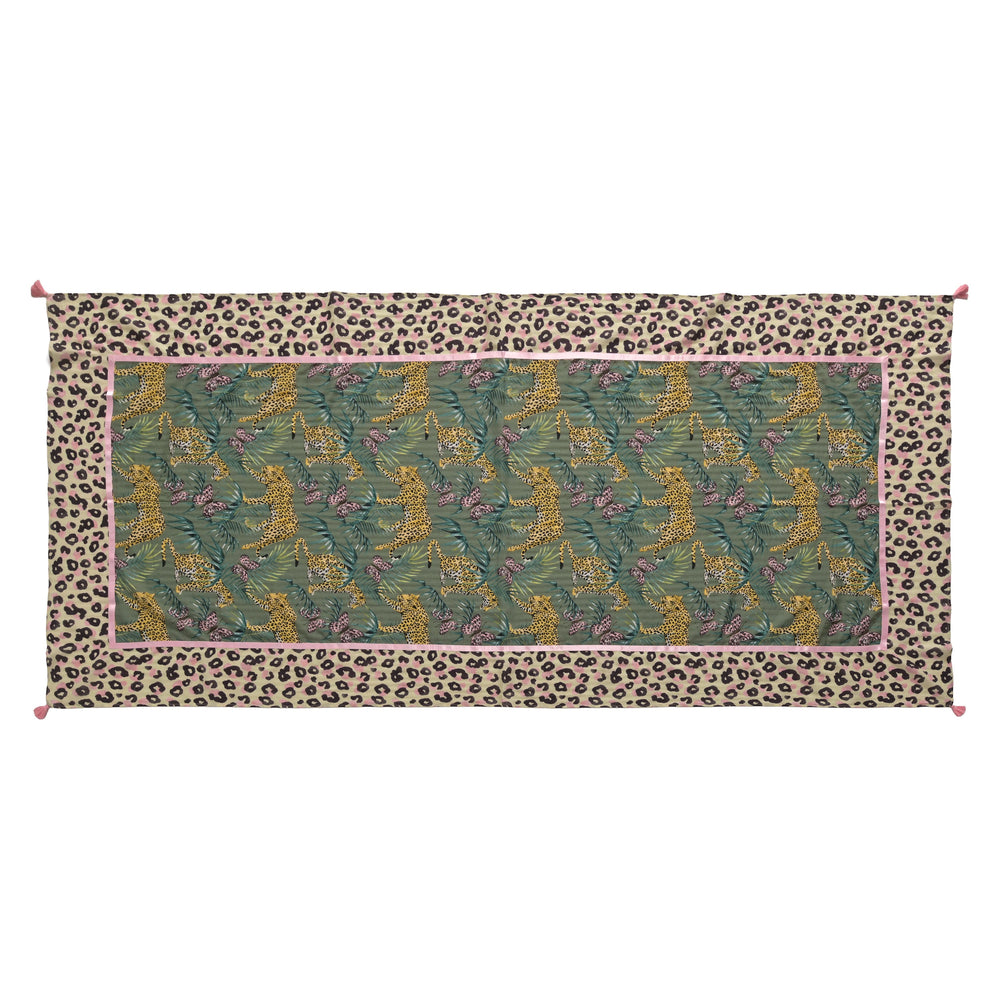 Flach auf den Boden gelegter Sommerschal 210× 70 cm aus 100% Baumwolle mit Leomuster und Dschungel-Motiv, Patchwork, Satin-Piping und Quasten 