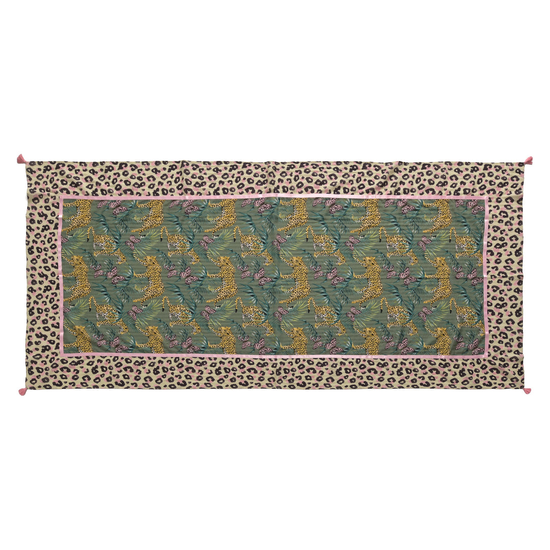 Flach auf den Boden gelegter Sommerschal 210× 70 cm aus 100% Baumwolle mit Leomuster und Dschungel-Motiv, Patchwork, Satin-Piping und Quasten 