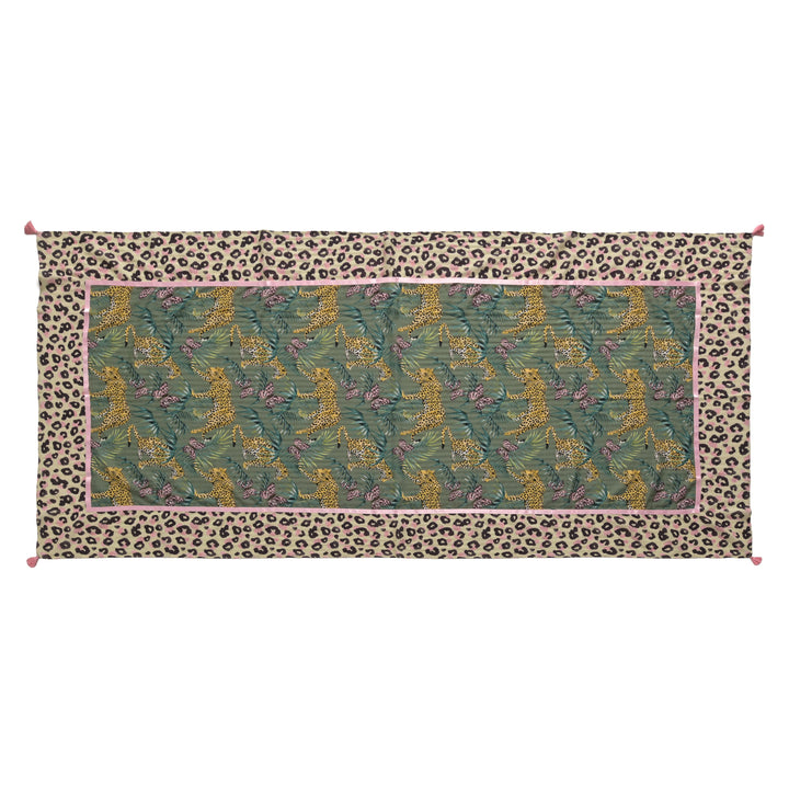 Flach auf den Boden gelegter Sommerschal 210× 70 cm aus 100% Baumwolle mit Leomuster und Dschungel-Motiv, Patchwork, Satin-Piping und Quasten 