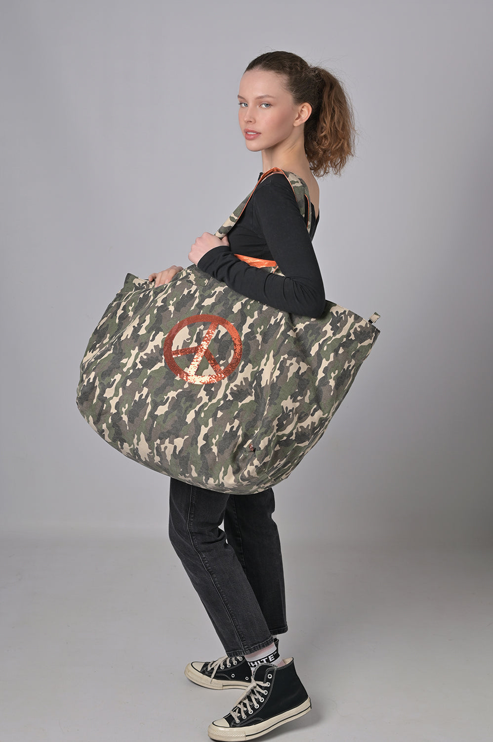 XXL Shopper Camouflage-cs in Olivgrün mit Peace-Zeichen in Neonorange